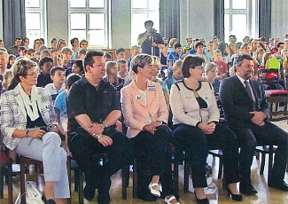 В конце проектной недели ее результаты были представлены в школе имени Самуэля Хайнике. В первом ряду, слева направо: Габриэла Громке, Себастьян Крумбигель, Беата Громке и Яна Барт.