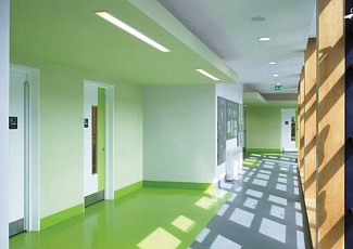 Цветные маркированные коридоры и виджеты на дверях помогают ученикам ориентироваться внутри школы