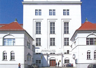 С 1915 года школа имени Самуэля Хайнике располагается в Лейпцигском Парке Мира, в здании – памятнике архитектуры.